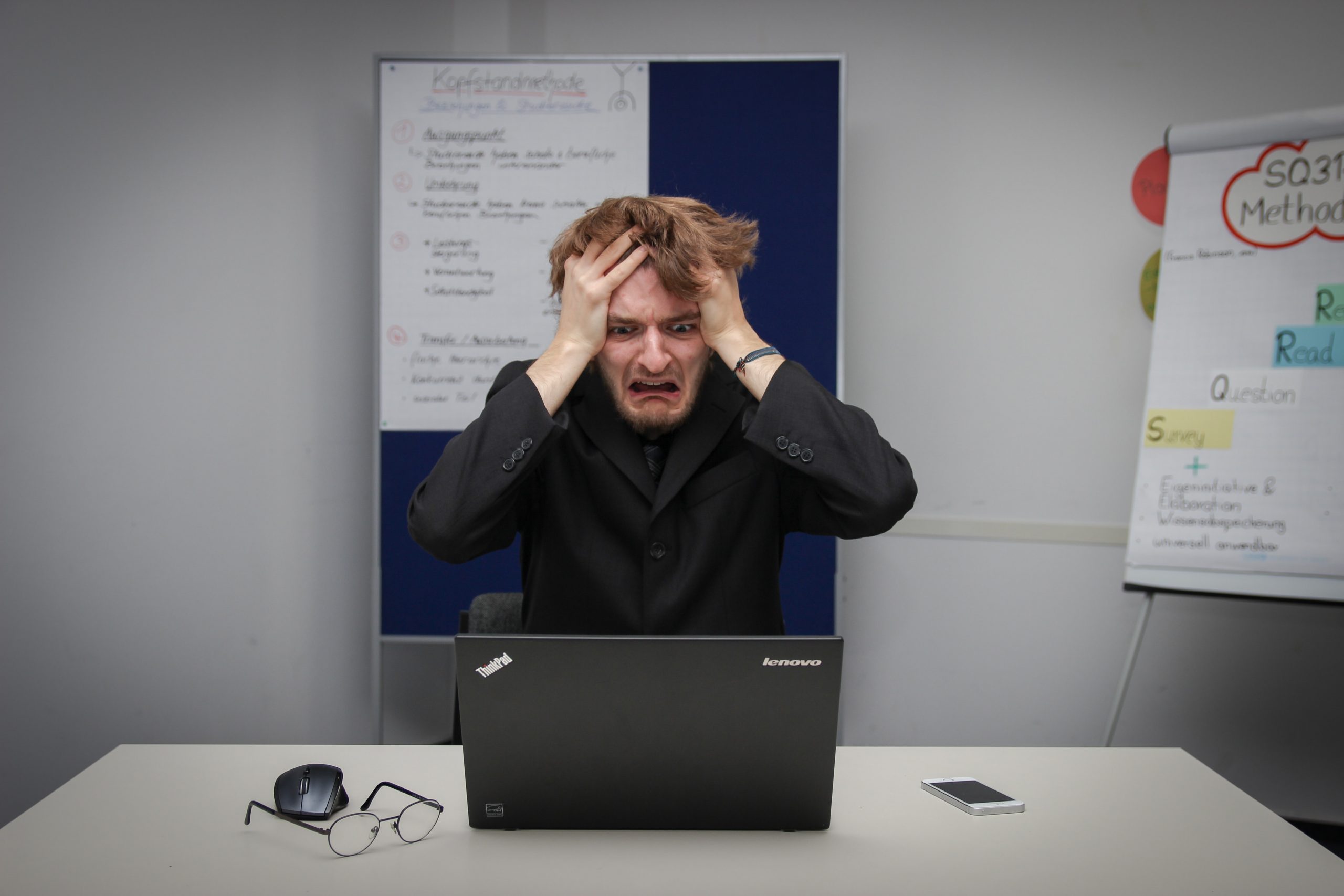 Mann arbeitet verzweifelt an Computer